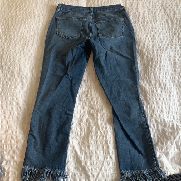 High-waisted jeans with frayed bottoms - Picture 3 of 3
